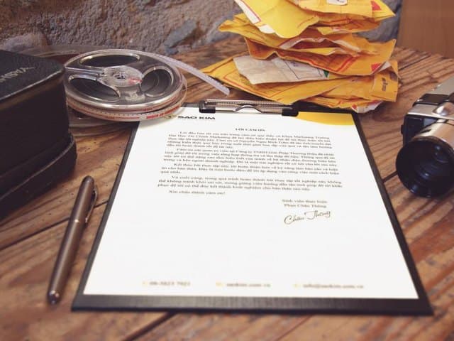 Unterschriebenes Dokument mit Stift auf einem Schreibtisch.